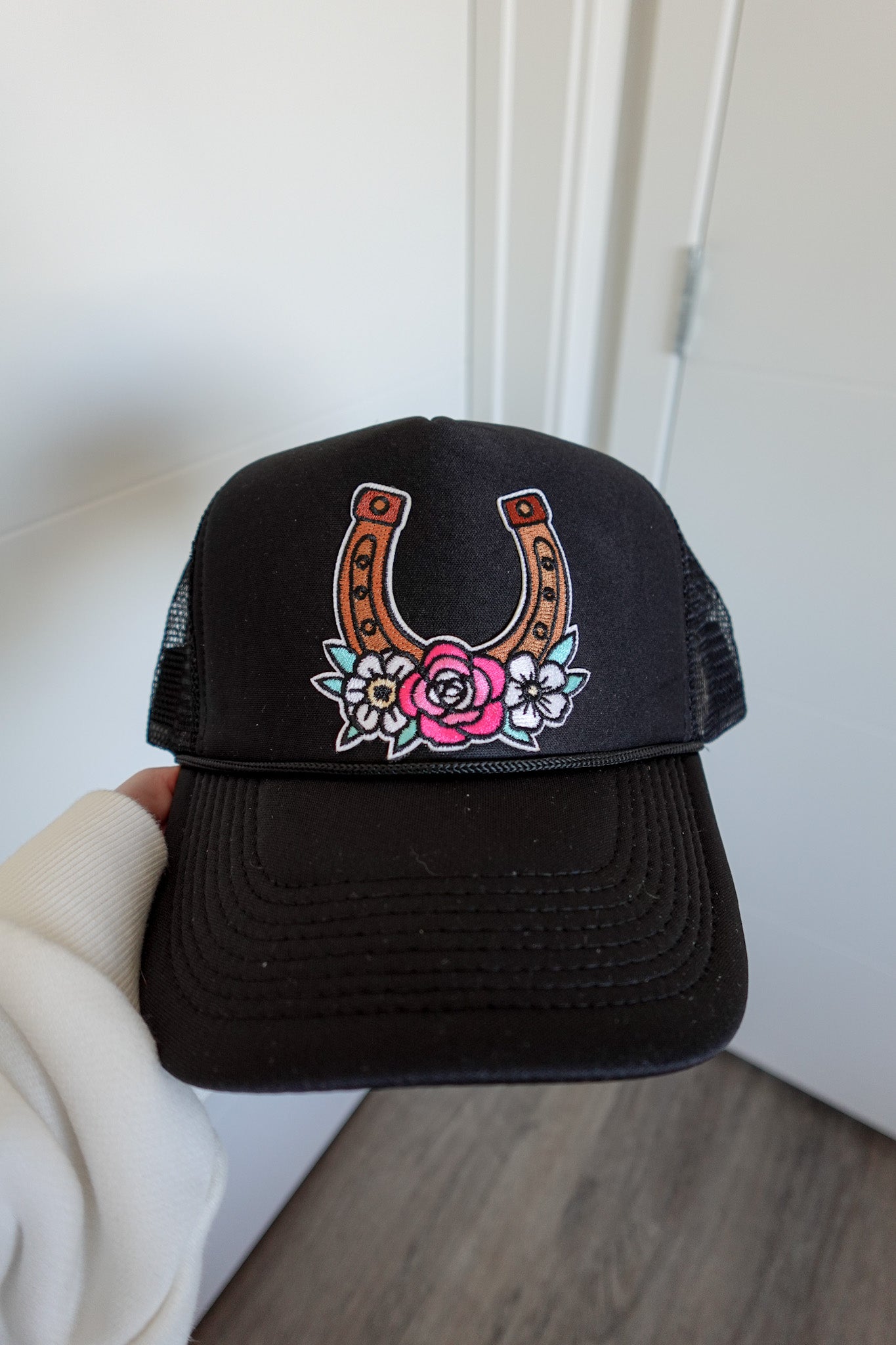 BLACK FLORAL HORSESHOE TRUCKER HAT