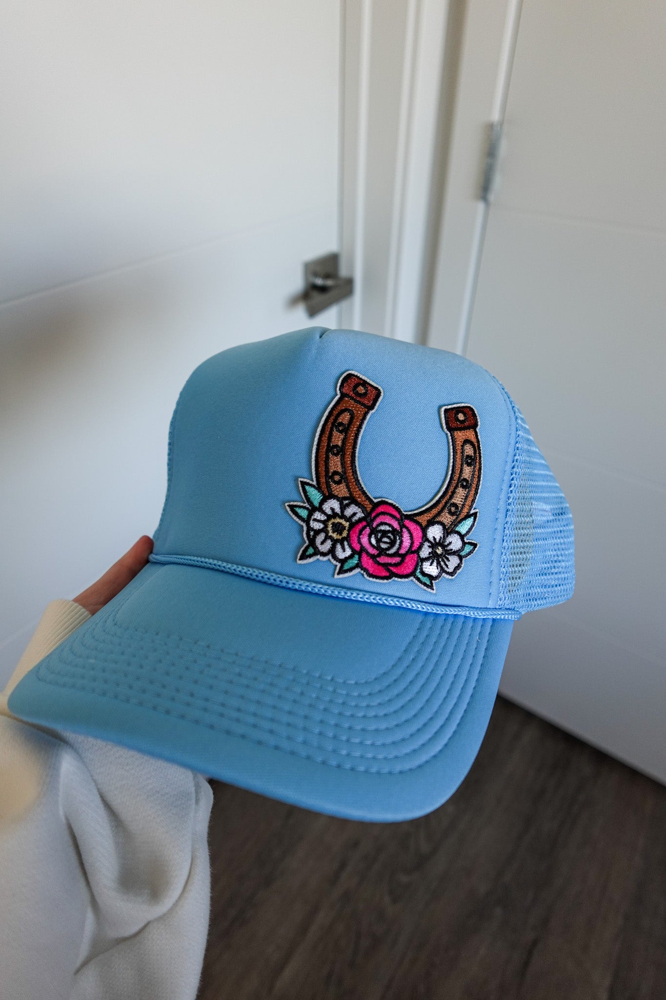 BLUE FLORAL HORSESHOE TRUCKER HAT